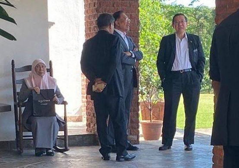 副首相旺阿兹莎、安华、林冠英和末沙布在首相私邸外等候会晤敦马。(网络照片)