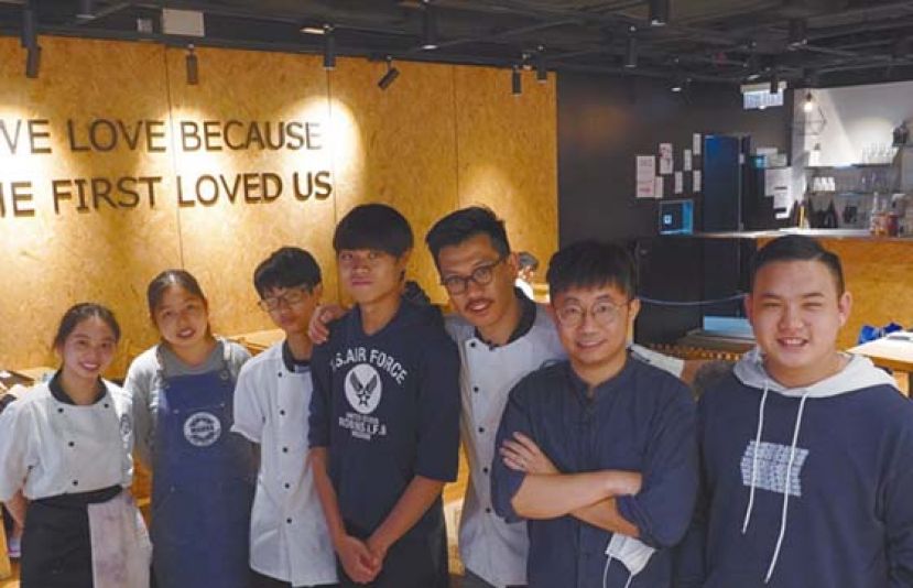 餐厅员工多达15人，当中有轻度弱智、戒毒的人、问题少年等等，全由大厨黄俊杰（右三）及方达贤（右二）带领。