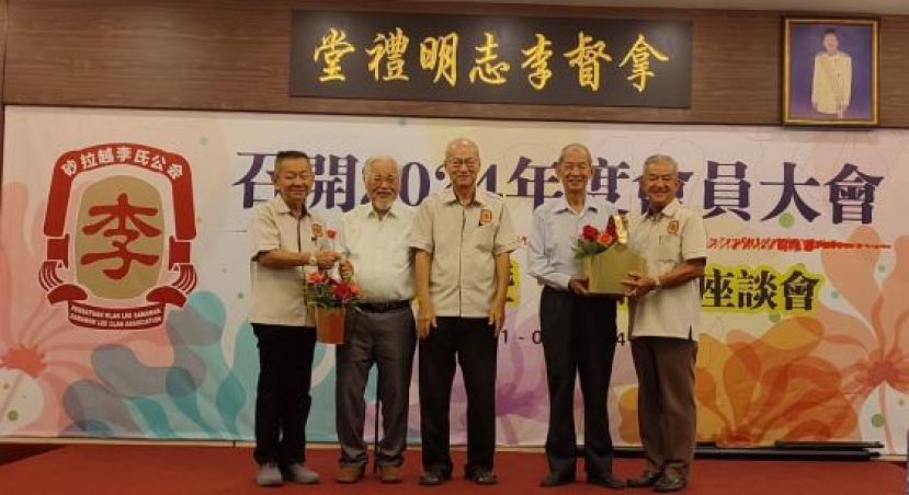 砂拉越李氏公会会长李开生(左1)和砂拉越李氏公会名誉会长李伟城（右1）分别移交纪念品予主讲人田国清（左2）及杨谦俊（右2）。中为主持人李福安。