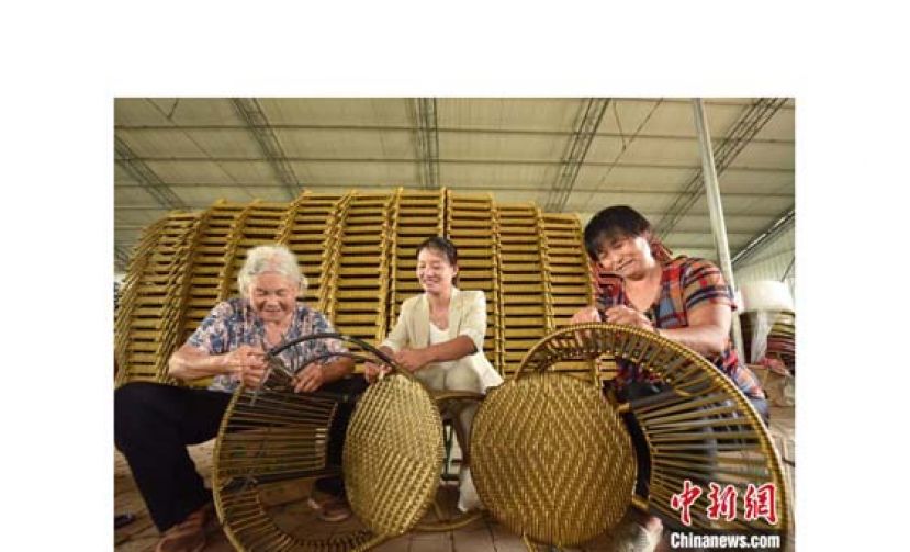 河北省邯郸市肥乡区东漳堡镇，村民们围坐在一起编织藤椅。