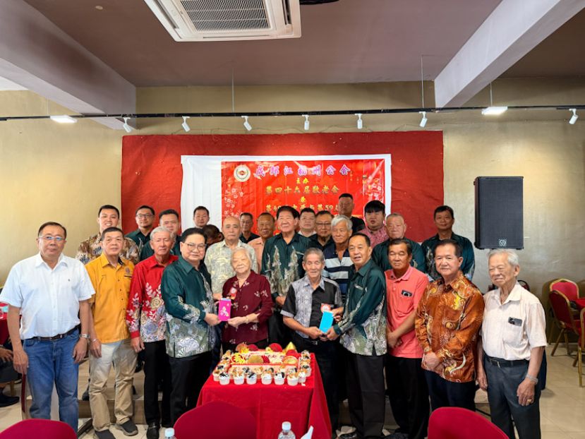 吴标生及黄天明分别颁发最年长寿星许赛莺及苏孙兴时与全体贵宾合影。