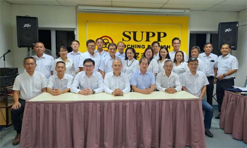 人联党古晋支部庆祝65周年筹备会阵容。右起第4为筹备会主席林志杰，右5为秘书黄笃荣律师。