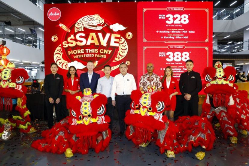 陆兆福（左五起）等人出席亚航推介农历新年旅行固定票价。