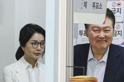 金建希、尹锡悦分别收押入狱，9个月後终於重逢。