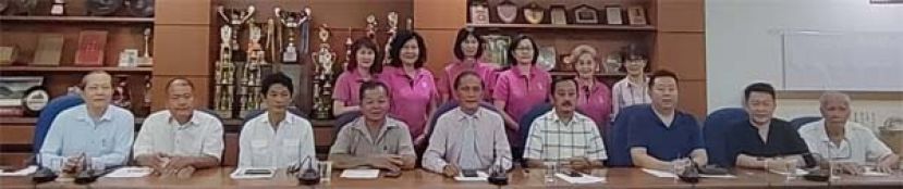 坐者左起交通组副组长黄家全、交通组副组长黄道风、秘书王振、大会副主席李挺闻、大会主席拿督余志豪、筹委会主席吴孟敦、副财政黄灵财、交通组组员张敏以及交通组副组长林光钟；站者左起副招待林光妃、报到组副组长黄蕙玉、报到组组长林光琛、报到组组长郑柳娟、报到组组员何爱珠以及报到组副组黄琬声