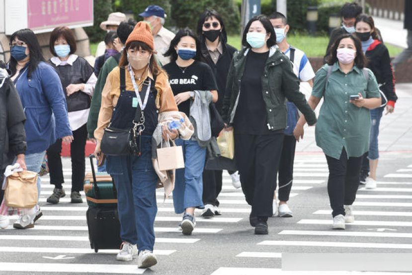 疫情仍然潜伏在人群之中。