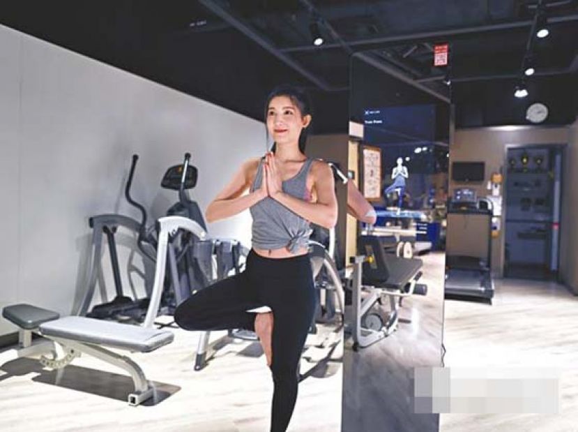 香港公司设计健身镜 Kara Smart mirror，让用家边望镜边跟随影片训练。