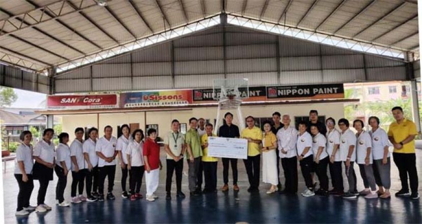 移交仪式在进行时摄。右八起为本固鲁田新华、巴达旺市议员郑丽薲、峇都吉当州议员拿督罗克强、四哩半篮球俱乐部主席田启辉、甲必丹官德财、市议员吴得瑜和庄育华以及首都煤炭太极气功十八式教练官逢娇。