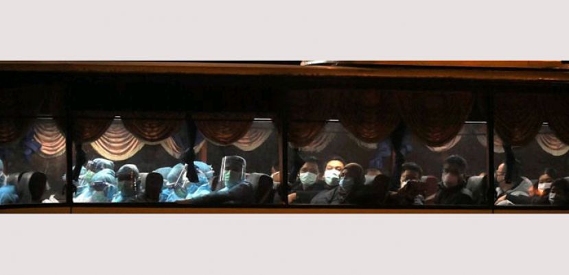 从中国武汉返回大马的公民在吉隆坡机场被送往航空灾难单位进行健康检测。