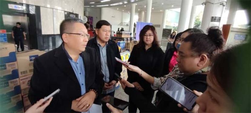 古晋南市市长拿督黄鸿圣在永昇超市所捐赠了生活必需品前向媒体发表谈话时影。左二为南市副市长苏海米以及永昇超市首席执行员覃春菊花。