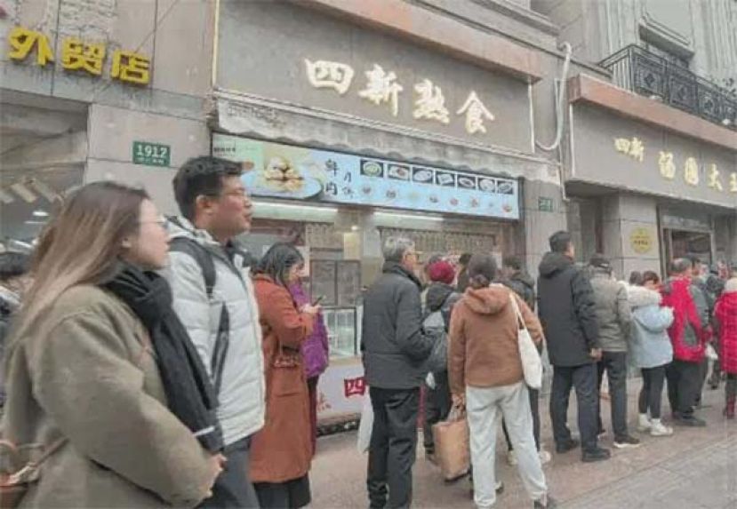 上海老字号汤圆店现长龙，市民排队3小时为求&ldquo;老味道&rdquo;。