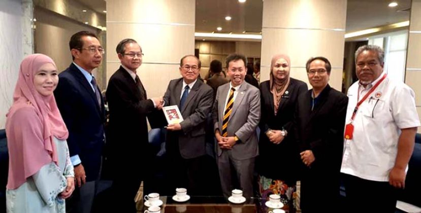  图：砂副首长兼砂救灾委员会主席拿督阿玛道路拉斯（右五）赠送纪念日予联邦副卫生部长李文材（左三）。