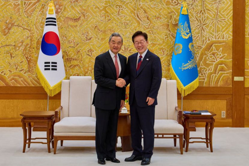 韩国总统李在明20日在青瓦台接见中国外交部长王毅。