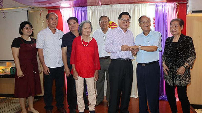 为感恩老师一片教导的苦心，吴标生（右3）特别赠送两枚金戒指予两位当年的老师，张开华（右2）及倪珠莲（右5）。