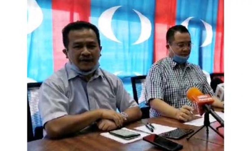 吉打州正党鲁乃州议员阿兹曼（左）与西塘州议员林桂亿（右）宣布退党。