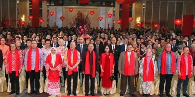 副首相法迪拉（前排左6）出席中国驻马大使馆丙午年新春招待会，与驻马大使欧阳玉靖(右6)和一众贵宾合照。