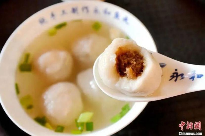 一碗刚出炉的福州鱼丸香味扑鼻而来，令人垂涎欲滴。