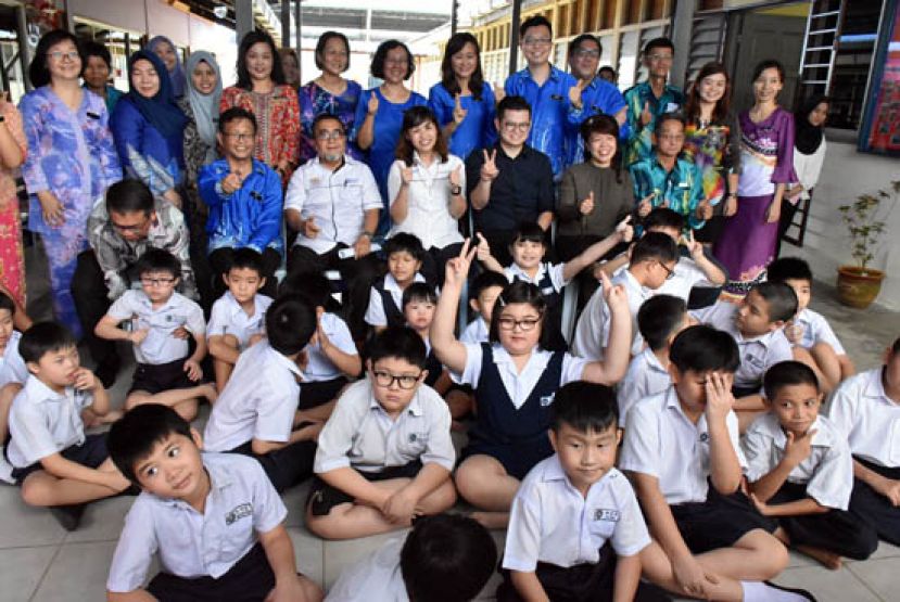 教育部副部长张念群（坐者左三）巡视民达华政府小学特殊教育班后，与特殊学生合照。