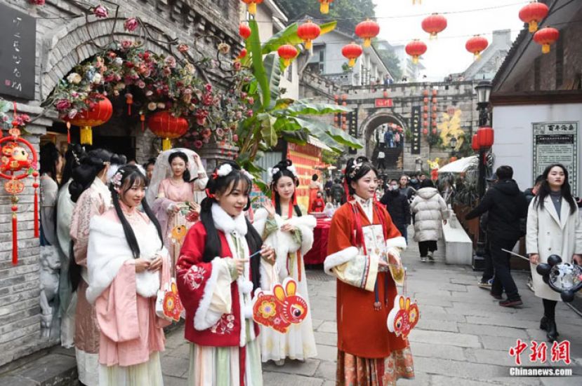 2023年2月，重庆，汉服爱好者们身着汉服游老街迎元宵。