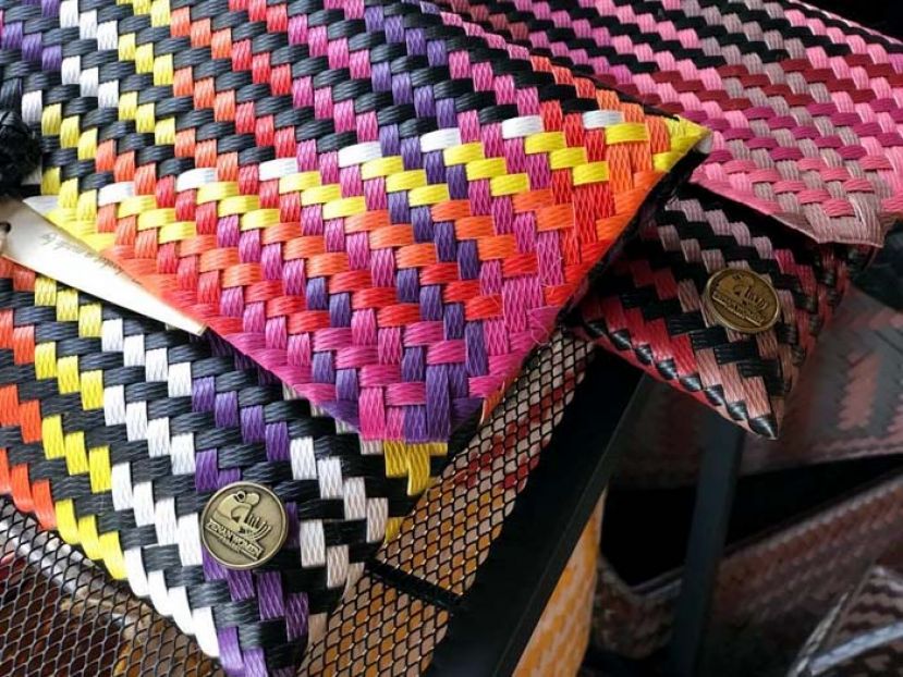 图一：色彩鲜艳的手提包，由砂拉越本南妇女亲手编织。