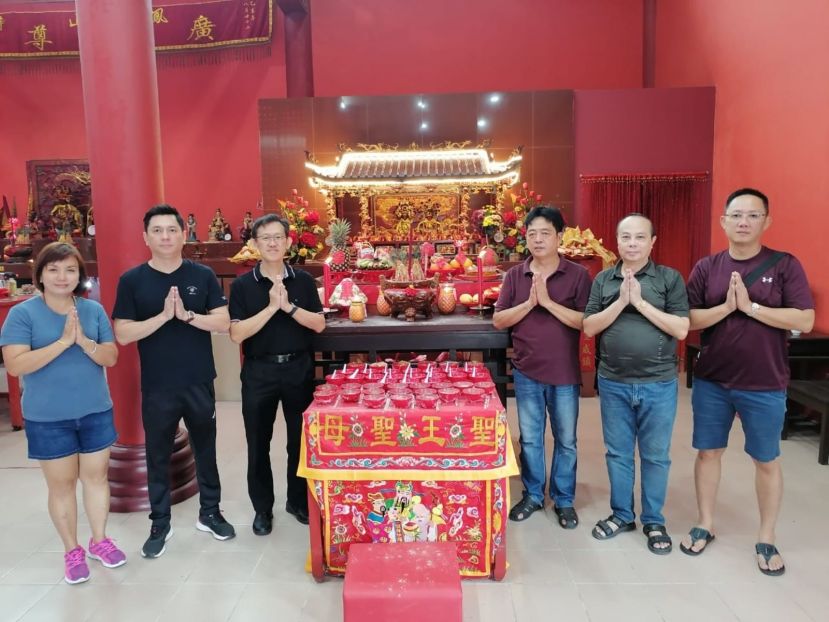  毕打拿忠福宫主席许义华（右3）及顾问薛华东（左3）等人庆广泽尊王夫人妙应仙妃神诞膜拜；左起为该庙理事洪明玲、马可倧；右起是吴元祥、房信康。