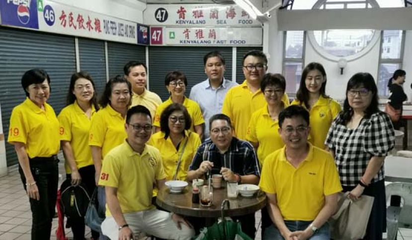 古晋南市市长拿督黄鸿圣（中）巡视肯雅兰菜市场时，与砂人联党服务团队合照。