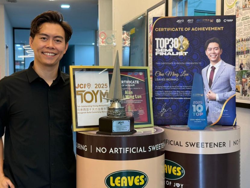 蔡明伦将LEAVES®️ 以“三层奶茶”把砂拉越独特风味带向全国与世界，每一杯都承载着团结与自豪。