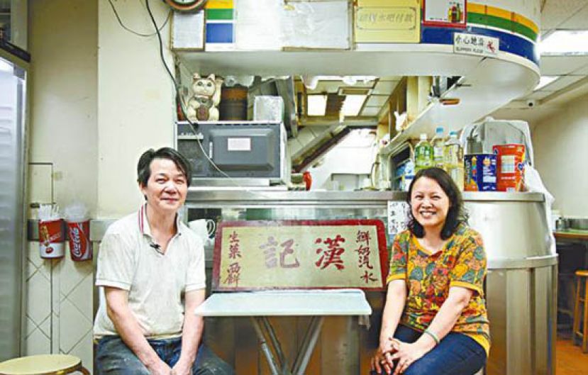 老板张纪兴（左）和太太一起经营茶档，店内仍保留街市旧店招牌。
