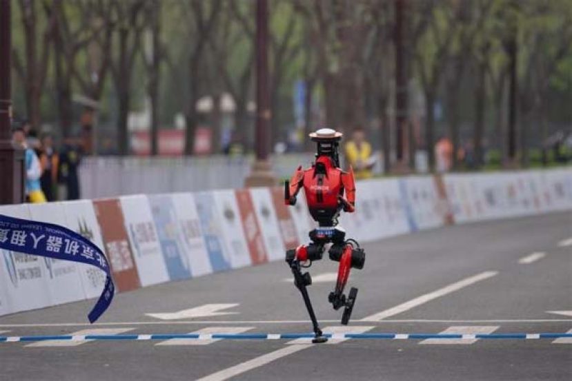 人形机器人半马冠军&ldquo;闪电&rdquo; 超越人类世界纪录。
