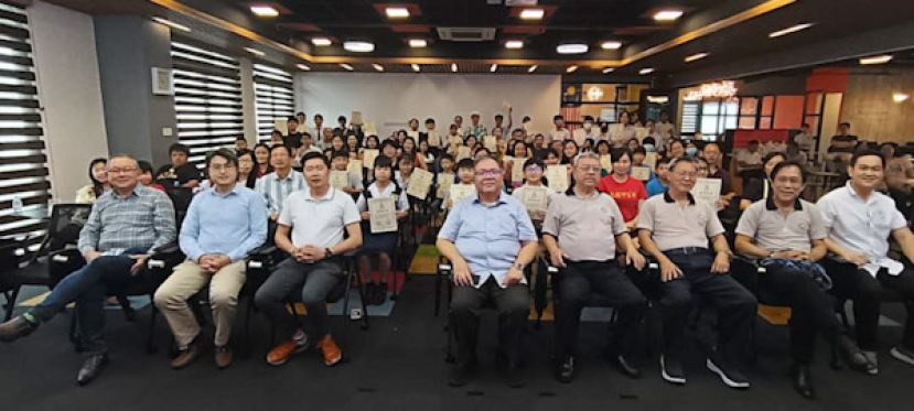 全体获奖同学与古晋中中校友会理事大合照。