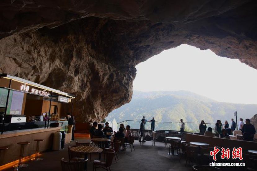 浙江温州乐清雁荡山，游客打卡&ldquo;悬崖coffee&rdquo;。