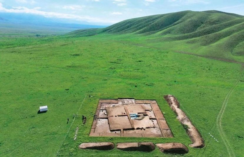 新疆温泉县呼斯塔青铜时代遗址东区墓地Z1发掘现场。