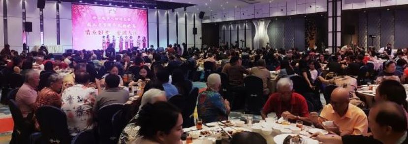 砂拉越华人妇女总会于昨晚隆重庆祝成立43周年纪念，并举行以“情系妇女·爱满人间”为主题的庆典晚宴，场面温馨热闹。