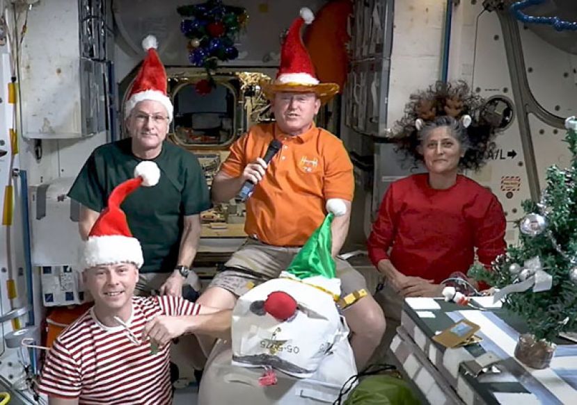 太空人在国际太空站过圣诞节。