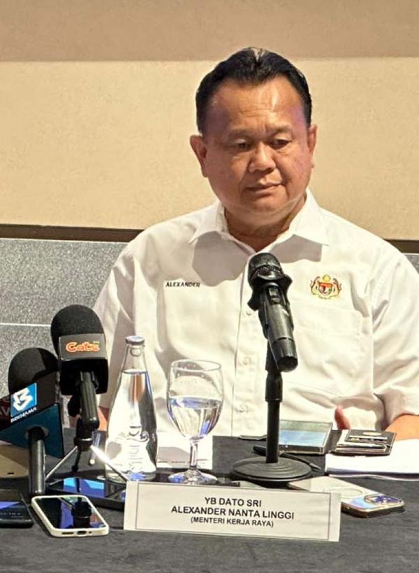 工程部长拿督斯里亚历山大南达林奇向媒体发表谈话时影。
