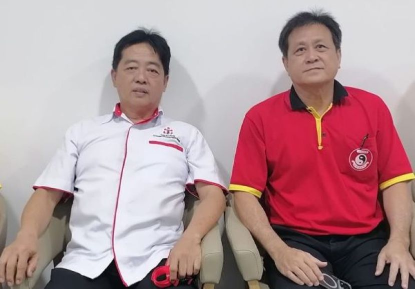 毕打拿忠福宫主席许义华（左）拜会《尊王之声》歌赛闭幕主宾方文祥太平局绅。