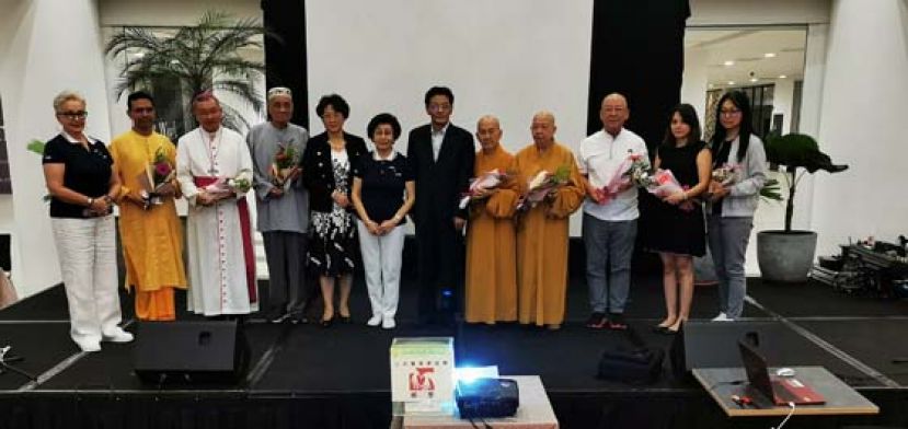 中国驻古晋总领事程广中（右五）及夫人高翠莲教授（左五）与&ldquo;爱与关怀祈祷晚会&rdquo;召集人拿汀阿玛黄彭玉莲（左六）及各个宗教团体代表合照。