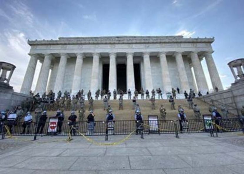 国民警卫军士兵与执法人员在林肯纪念堂戒备。