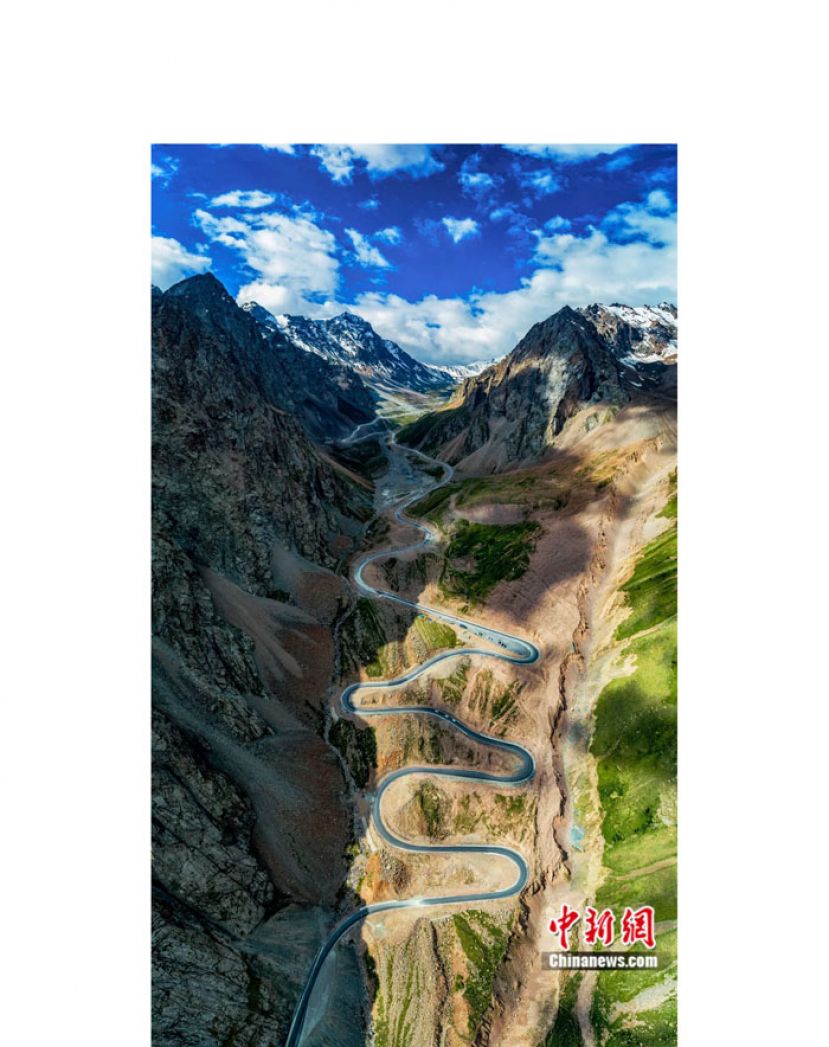 独库公路是世界级的自驾游旅行公路，全长561公里。公路两侧的风景，是美艳绝伦的“千里画廊”。