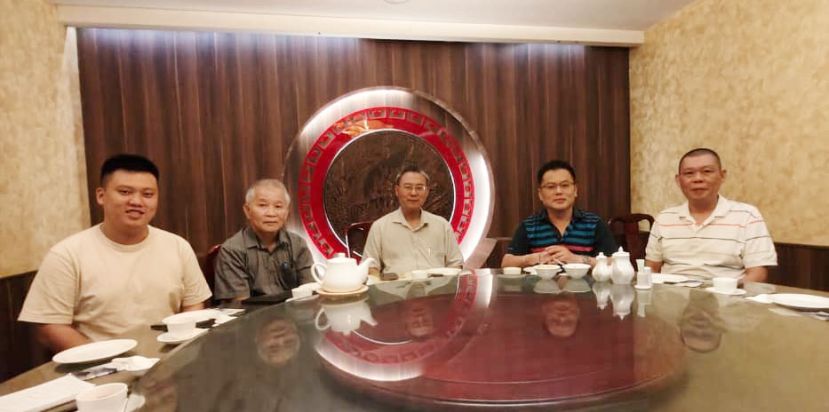 左起为青年团副联络符祥钊、副主席陈挺辉、主席张光福、副主席甲必丹符致宝、副经济林谛浒摄于新闻发布会上。