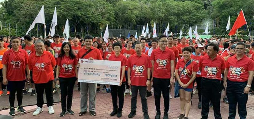 中国驻哥打基纳巴卢总领事黄世芳（左5）在嘉宾们陪同下，移交赞助予沙巴马中联谊协会会长博逸山博士（左4）。