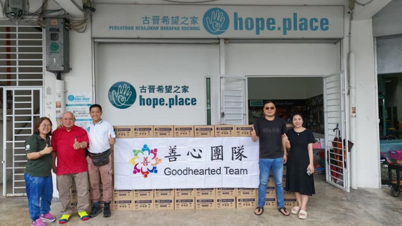 善心团队代表苏子灿（左2），何丰华（右2), Nikki Ho(E 1)古晋希望之家创办人阮冠玮（左3），SusieTeo（左1）。