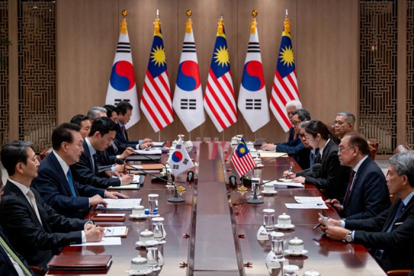 首相安华与韩国总统尹锡悦举行双边会谈。