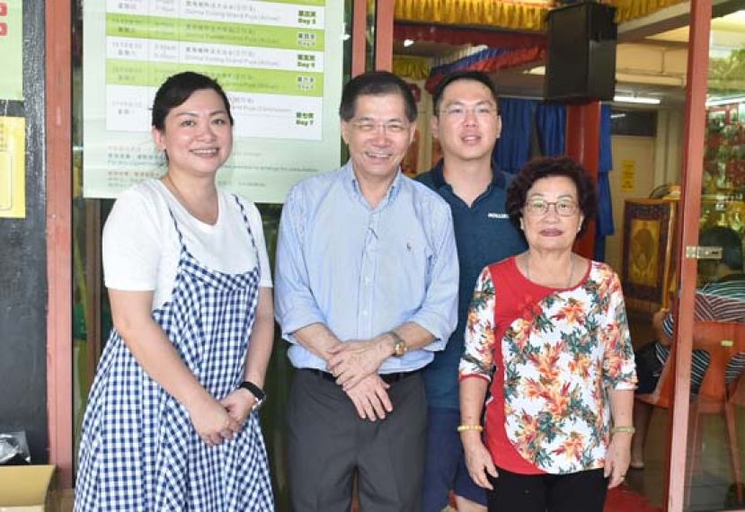 左起为古晋佛教金刚乘精舍理事黄媚郿、主席林赞光、理事叶扬棋与丘枝梅。