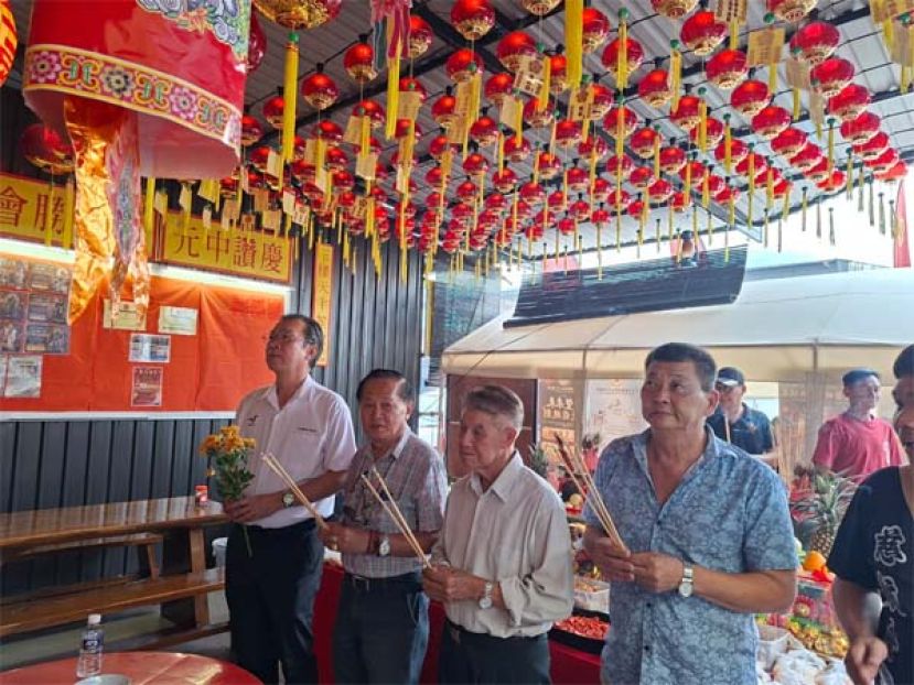 左起为哥打圣淘沙区州议员叶耀星、三哩庙街管理会所同济会主席钟玉琪、甲必丹官德钗以及三哩庙街管理会所名誉顾问章国顺一起进香时摄。 
