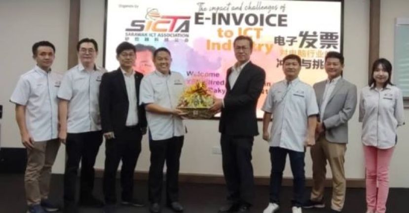 砂科技公会砂分会会长傅少龙（左四）赠送水果礼篮予主宾叶耀星时摄。右起为该分会财政江美珍、理事许嘉彬；左起为理事陈鸿庆、副主席余尚鸿以及理事黄光雄。