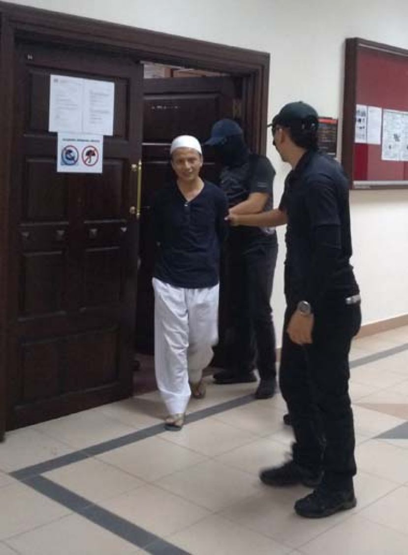 拥有&ldquo;哈里发国&rdquo;书籍和照片，小学教师在古晋法庭面对判决后，被反恐组押离法庭。