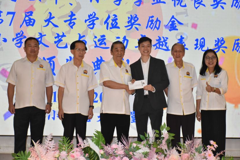 左起为秘书长甲必丹陈国璋、副会长郑佑上、署理会长黄张金发、执行顾问蔡承财、教育主任何逸菁。