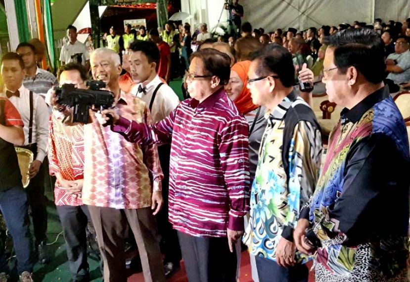 砂首长拿督巴丁宜阿邦佐哈里（右三）手持镭射枪为“古晋智能遗产(OKSHE) 2019年议程”主持推展。