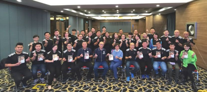 总会长拿督林秋雅与营员们在开营礼后合影。